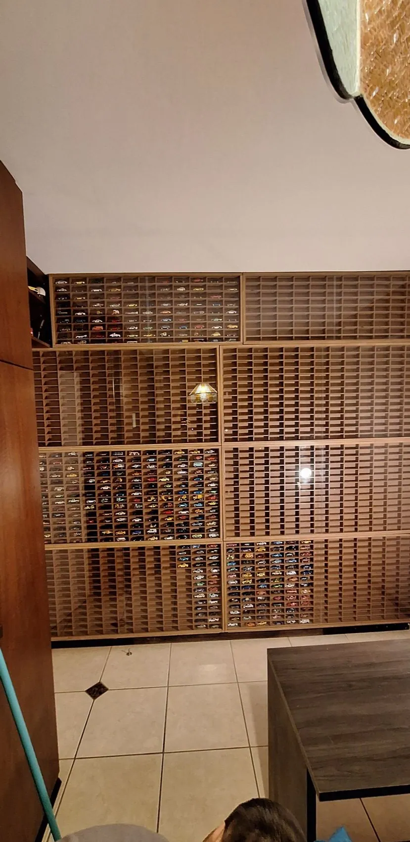 Estante planejada para coleção de miniaturas em Santa Maria/RS