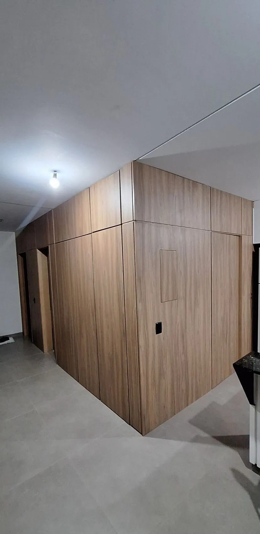 Painel amadeirado com portas integradas em Santa Maria/RS